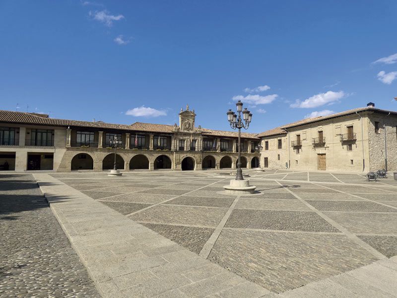 Plazas y paseos en Santo Domingo de la Calzada. Parte 6 1 plaza-ayuntamiento-de-santo-domingo-de-la-calzada